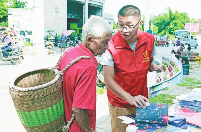 荣隆镇：志愿者宣传“扫黑除恶”