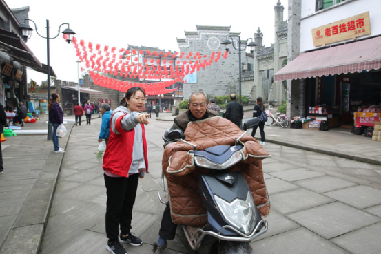 迎“国庆”•学雷锋—荣昌文明旅游从细节做起