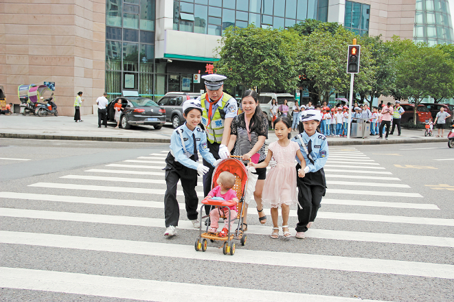  棠香小学师生慰问致谢区公安局交巡警