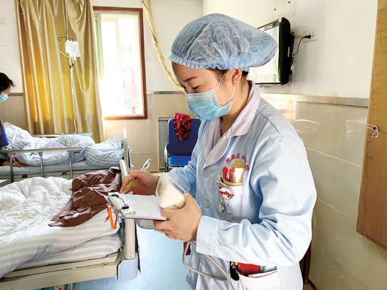 这些伤痕是抗疫中的最美印记访区中医院内科护士何小梅