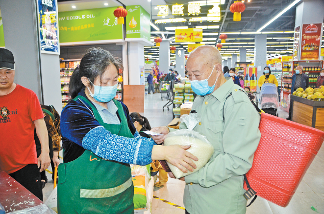 荣昌一超市开展爱心赠送活动