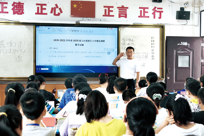 守初心 如歌岁月洒芳华——记荣昌初级中学数学教师屈南平