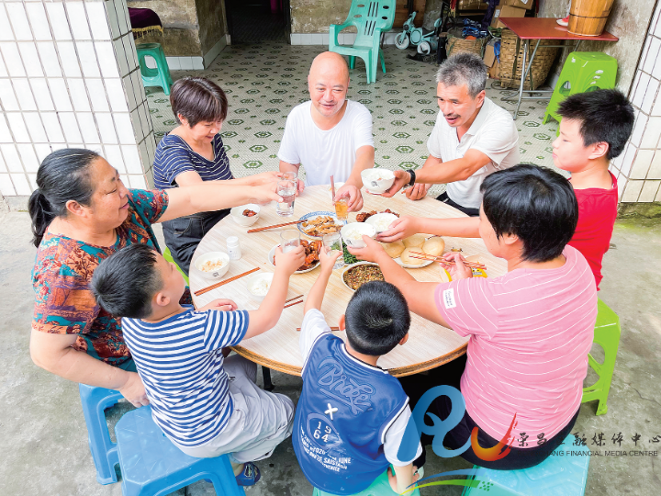 肖宇家庭：“九口之家”的幸福秘诀