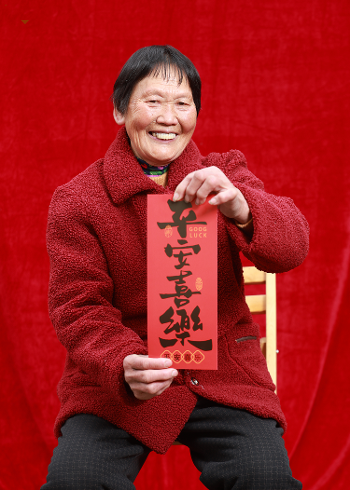 【我为群众办实事】峰高街道：爱心摄影暖夕阳 定格幸福好时光