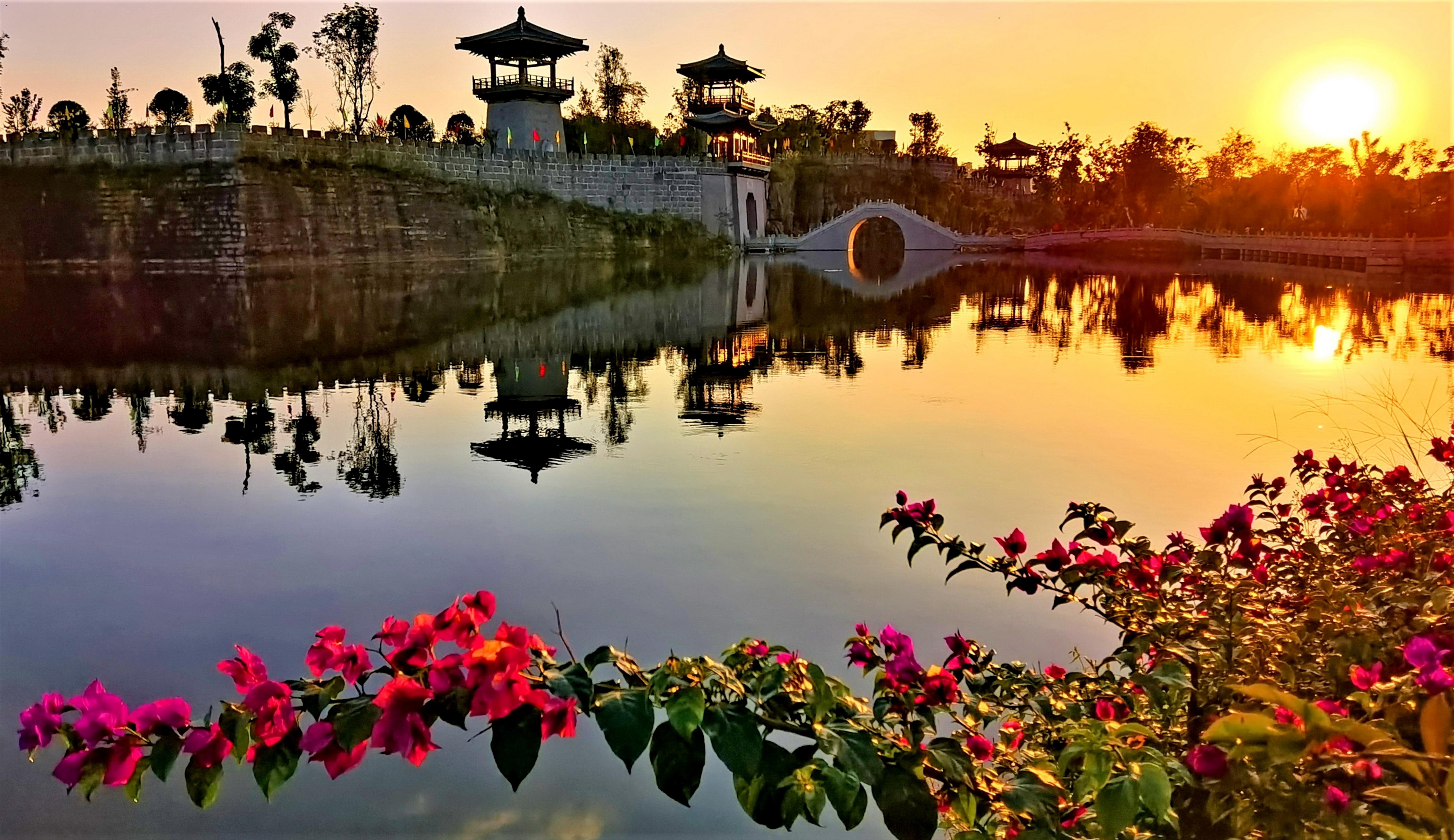 《风景如画•荣峰河》+薛牧沙 +13709403278， 2021.10.4，才开园的家门口美丽的玉带河公园，是修复矿坑“疮疤”绘就“山水画卷的生态文化公园”。园里风景优美，是休闲游玩的好去.jpg