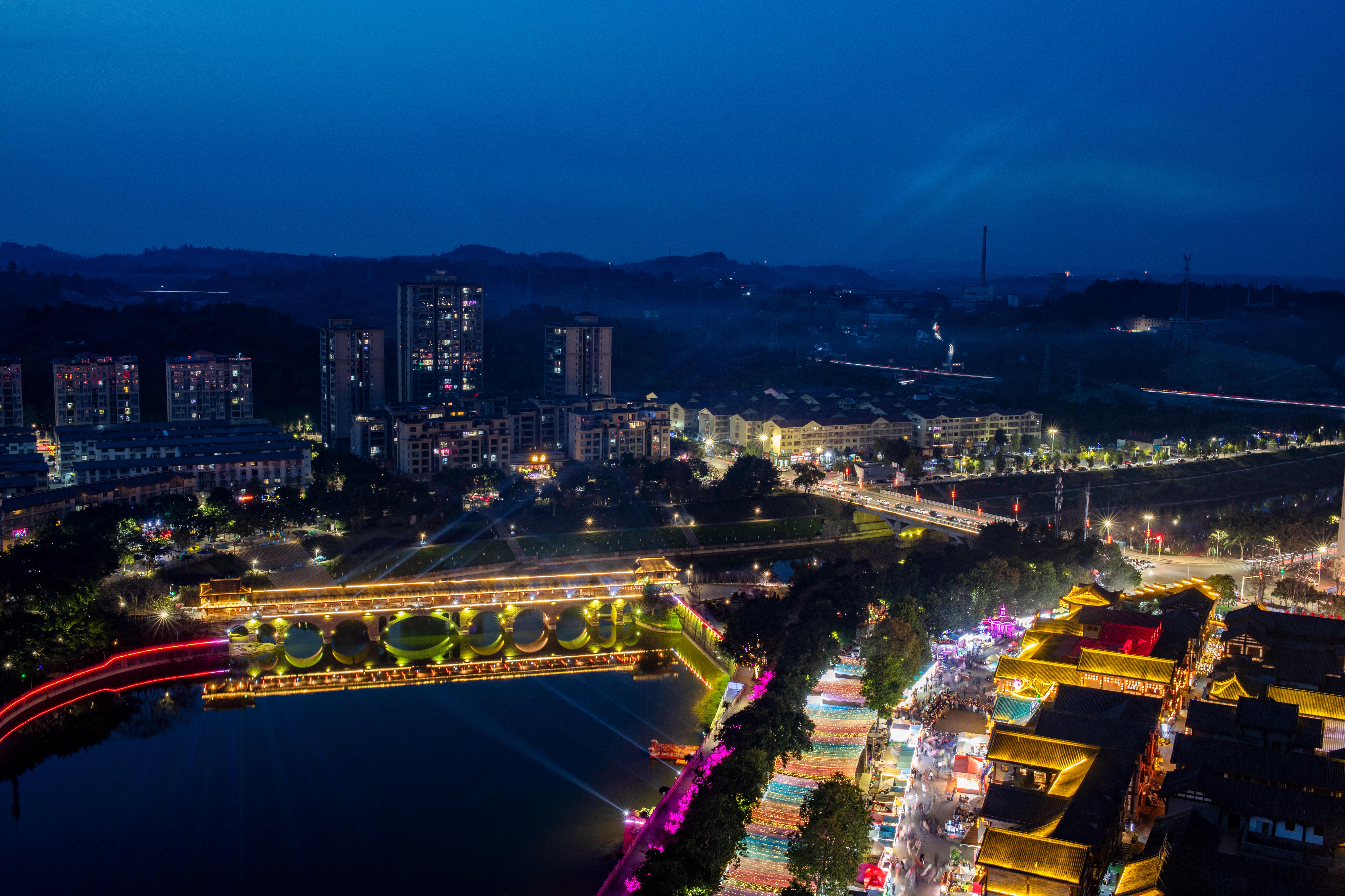 河畔夜市一作者.喻闻跃.电活13983208183 拍摄时间20260220.地点夏布小镇.jpg