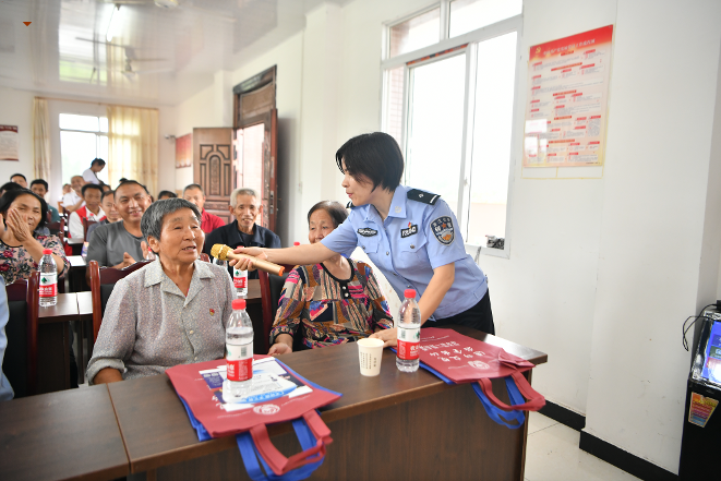 荣昌区公安局开展老年人防诈骗讲座 筑牢老年防诈思想底线