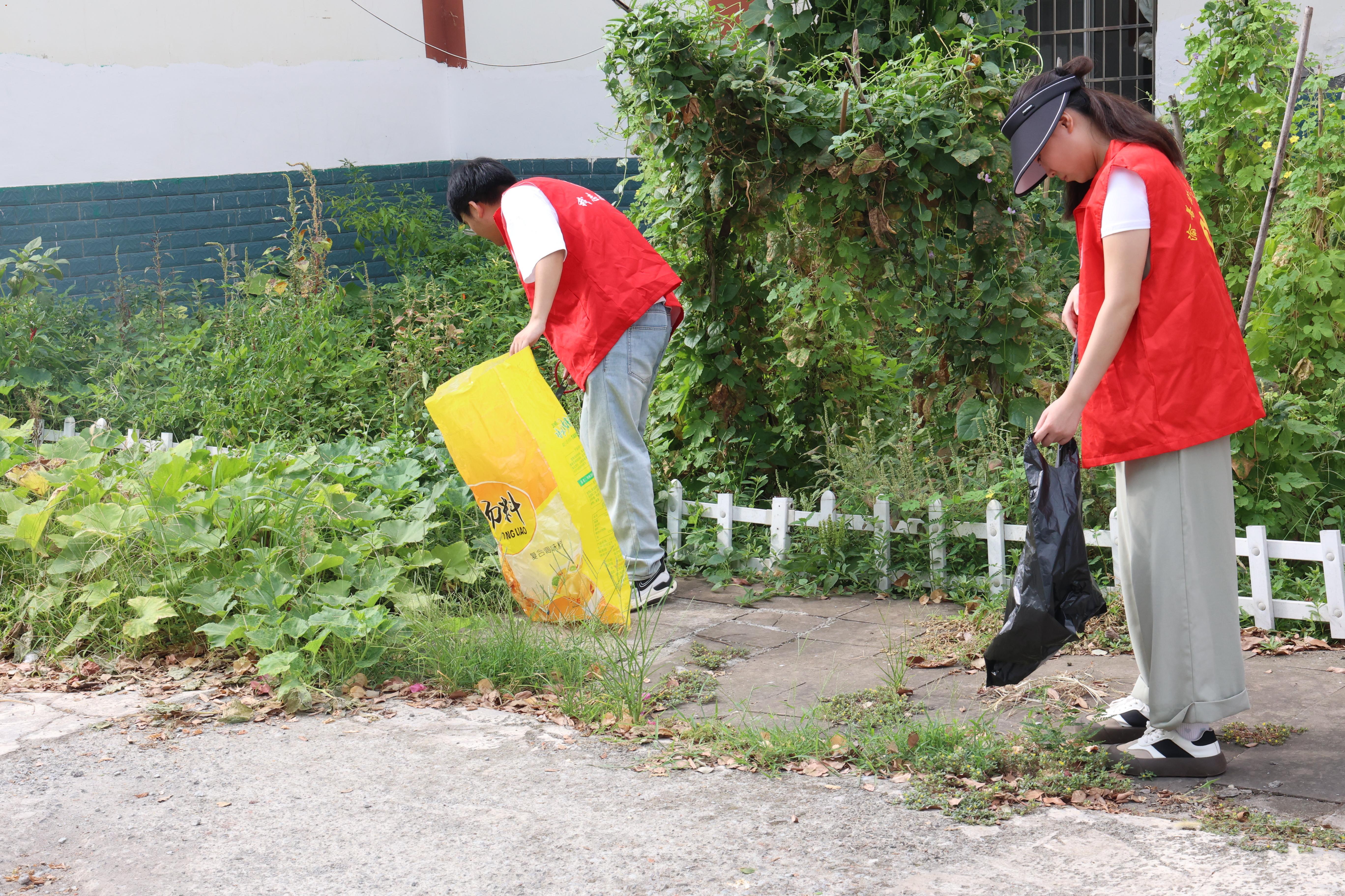2025年7月11日，荣昌区龙集镇清河村新时代文明实践站志愿者开展清洁村庄行动.JPG