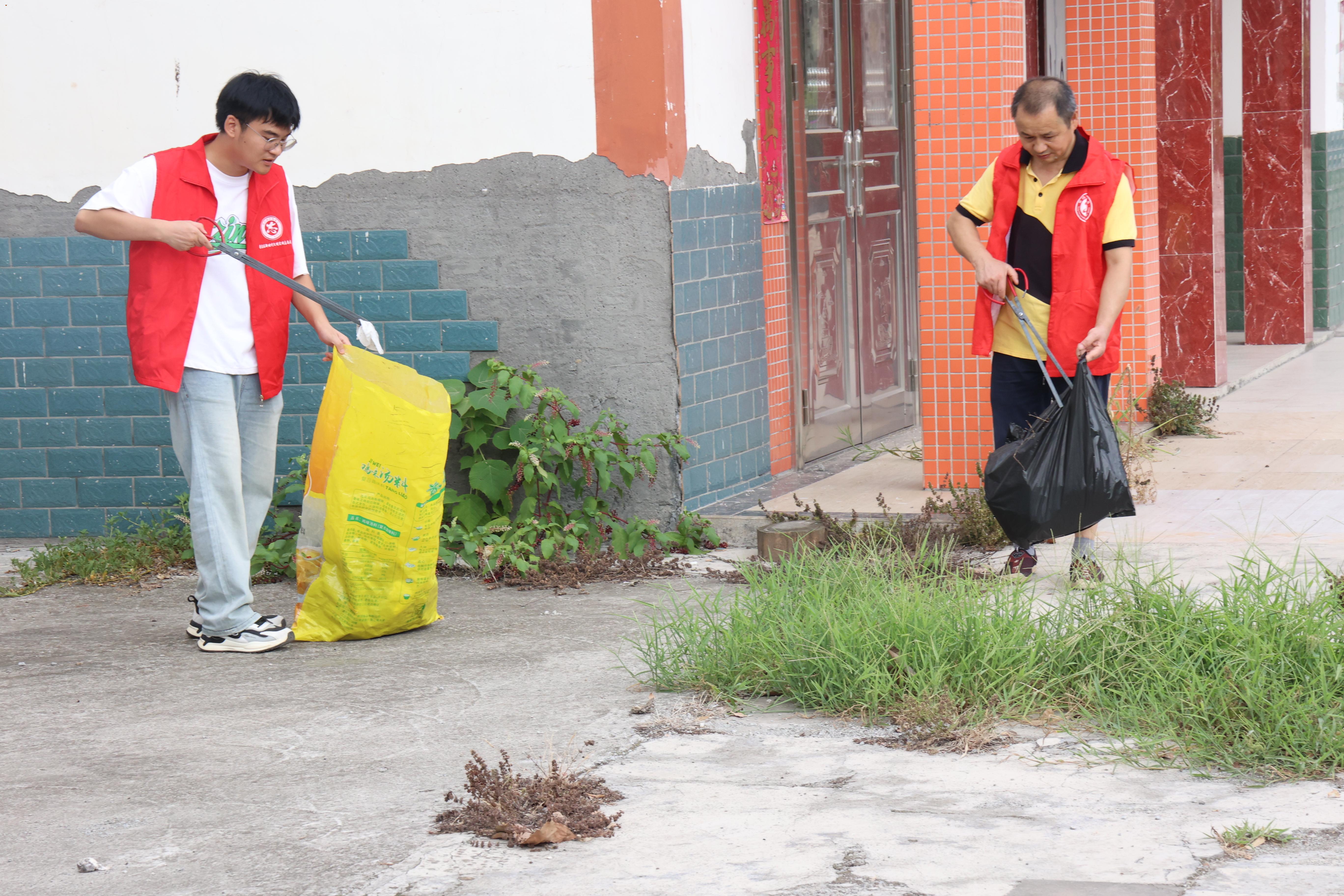 2025年7月11日，荣昌区龙集镇清河村新时代文明实践站志愿者开展清洁村庄行动。.JPG