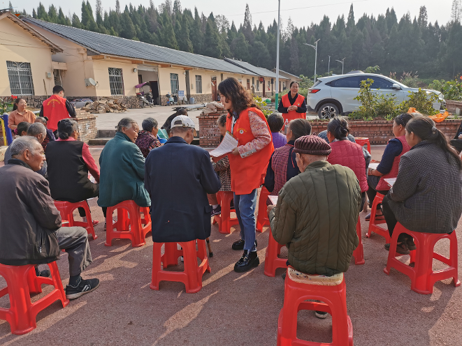 荣昌区残联走进盘龙镇骑龙村 开展惠民 政策与防诈骗宣传活动