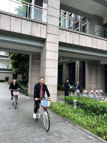 绿色出行践理念 示范引领促文明 区机关事务管理中心组织干部职工绿色出行