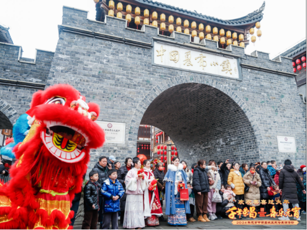 区文旅委依托新春巡游开展文明旅游志愿服务