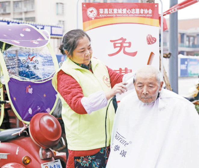 昌州街道黄金坡社区志愿服务进小区 深化党建促引领